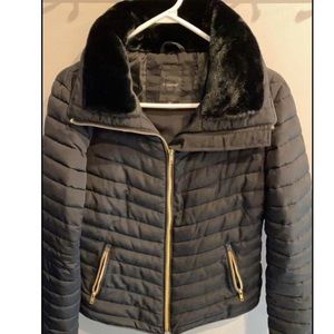 Very nice coat in very good condition. it's too big for me